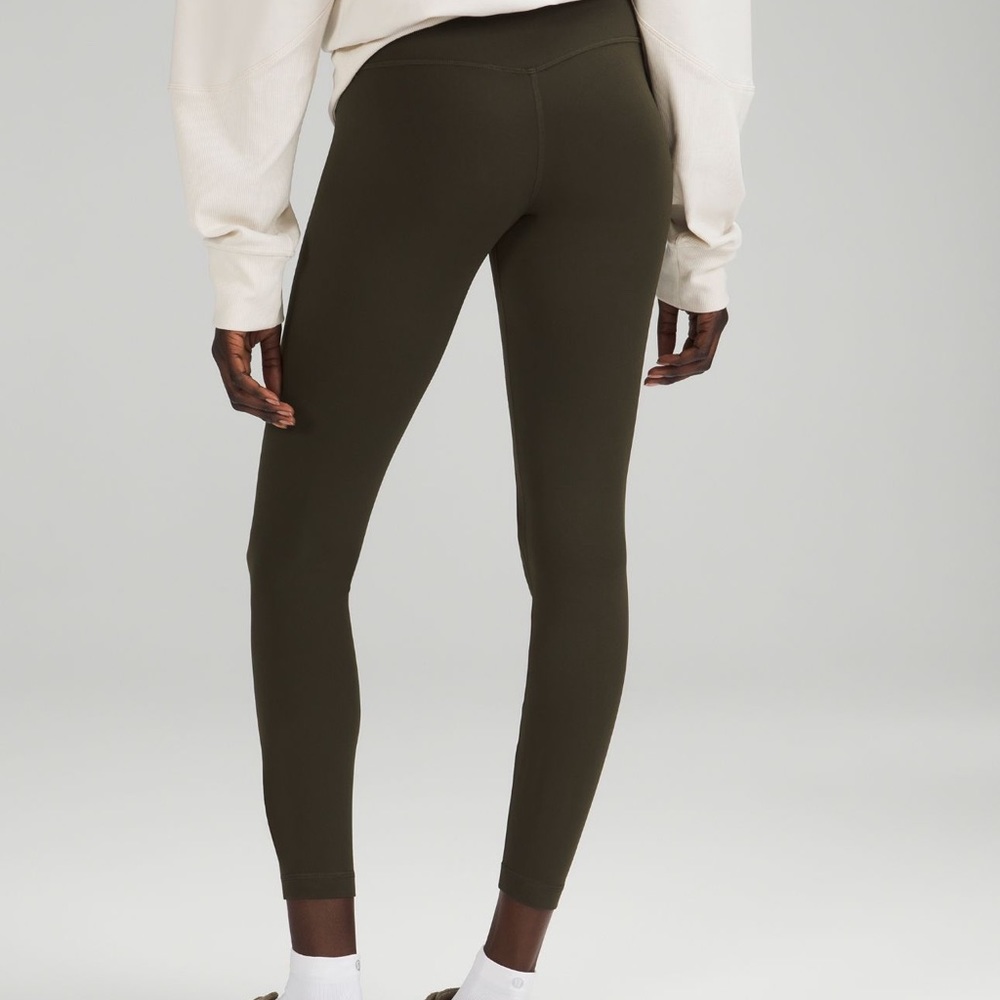 FULL LENGTH OLIVE GREEN LULULEMON LEGGINGS WITH LEG DETAIL AND POCKETS